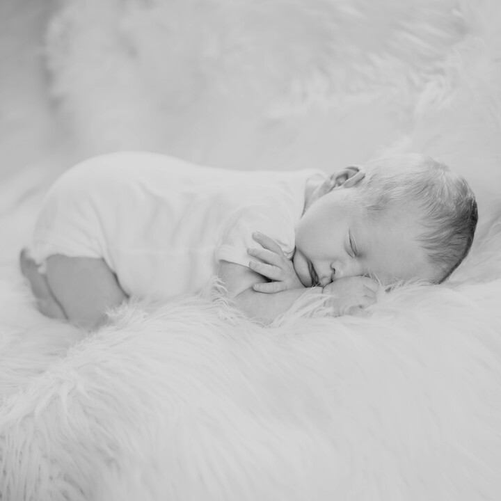 Newborn Homestory mit Geschwisterkind – Bild 1