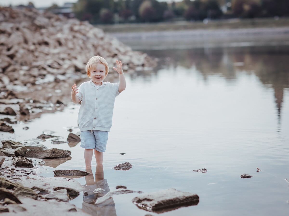 Familienfotos am Wasser – Kleine Abenteuer – Bild 1