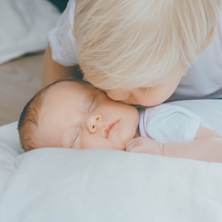 Newborn Homestory mit Geschwisterkind – Bild 1