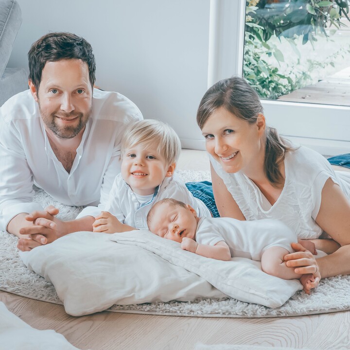 Newborn Homestory mit Geschwisterkind – Bild 1
