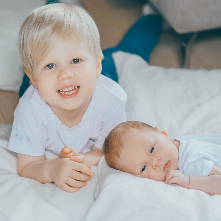 Newborn Homestory mit Geschwisterkind – Bild 2