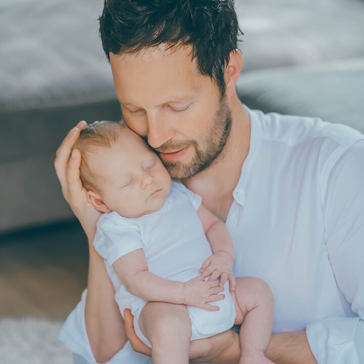 Newborn Homestory mit Geschwisterkind – Bild 1