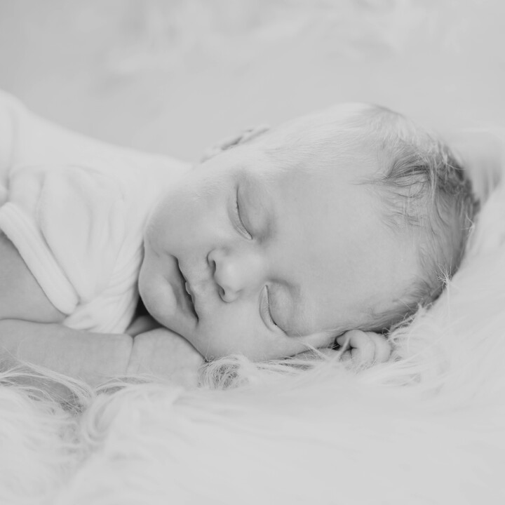 Newborn Homestory mit Geschwisterkind – Bild 2