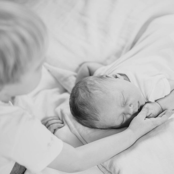 Newborn Homestory mit Geschwisterkind – Bild 2