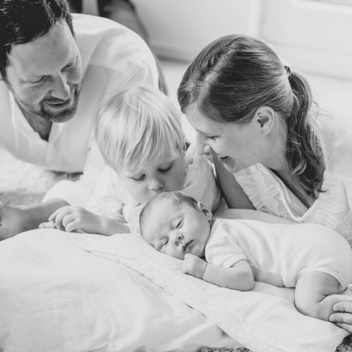 Newborn Homestory mit Geschwisterkind – Bild 1