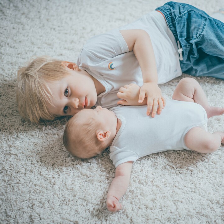 Newborn Homestory mit Geschwisterkind – Bild 1