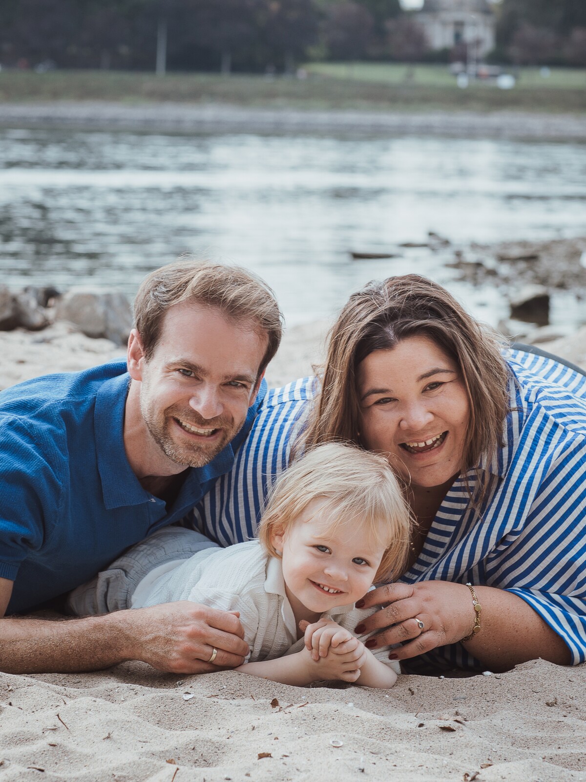 Familienfotos am Wasser – Kleine Abenteuer – Bild 1