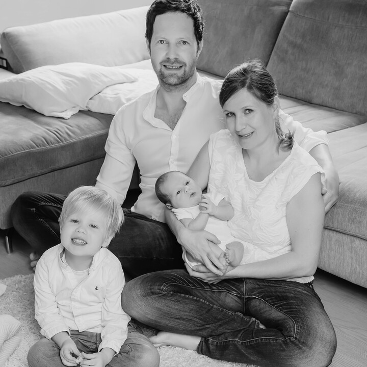 Newborn Homestory mit Geschwisterkind – Bild 2