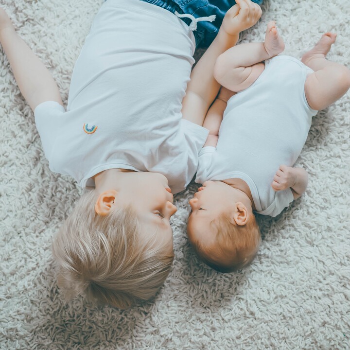Newborn Homestory mit Geschwisterkind – Bild 1