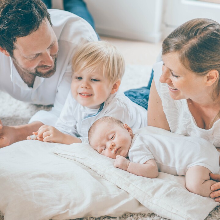 Newborn Homestory mit Geschwisterkind – Bild 2