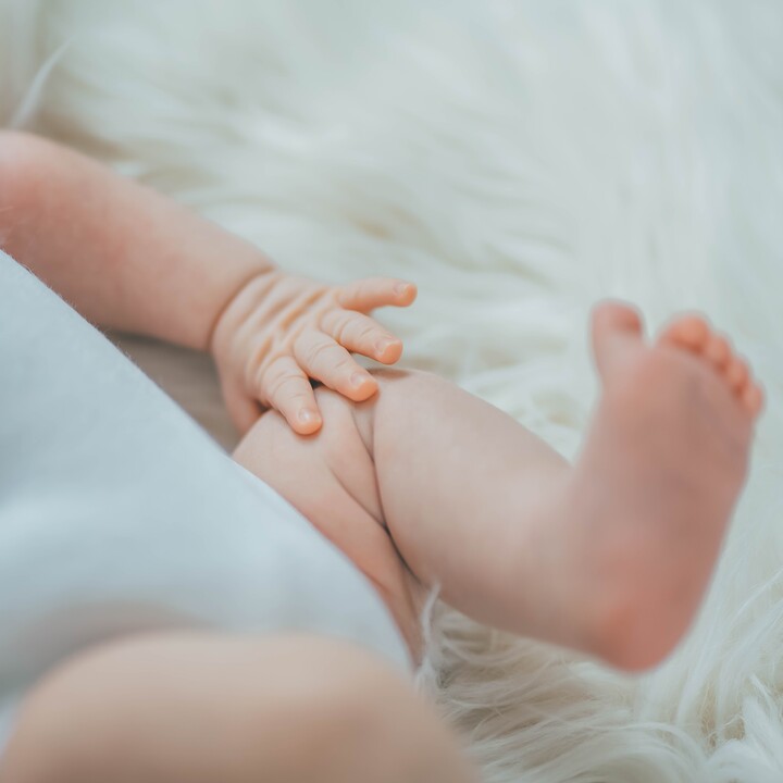 Newborn Homestory mit Geschwisterkind – Bild 1
