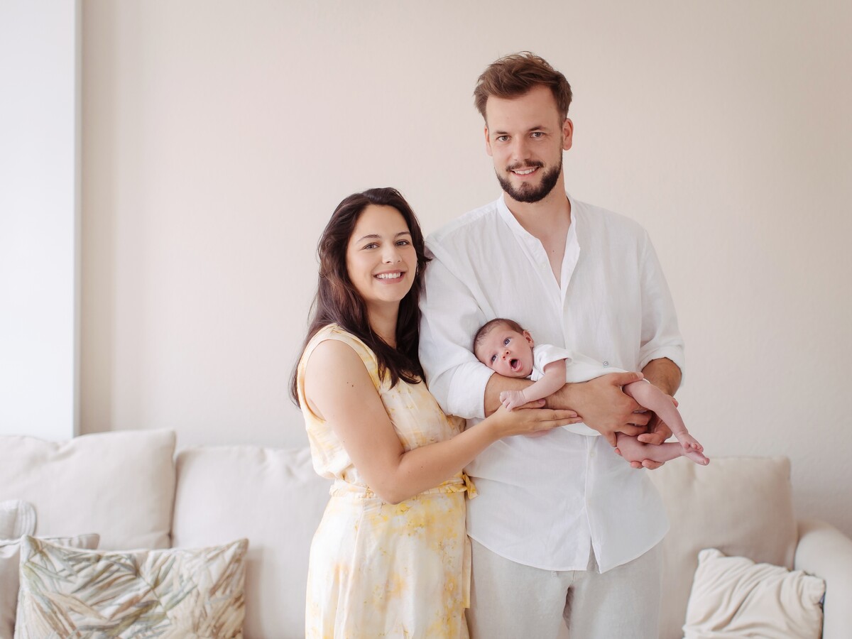 Newborn Homestory mit Hund – Bild 1
